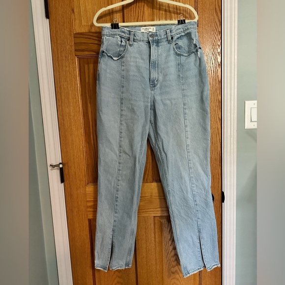 Abercrombie 90s Straight Ultra High Rise with slit in hem size 12 - Picture 1 of 4